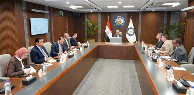 وزير البترول يبحث تطوير آلية تدريب جميع سائقي نقل المنتجات البترولية 
