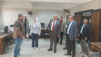محافظ القليوبية يقوم بجولة مفاجئة لمتابعة سير العمل داخل مجلس ومدينة شبين القناطر