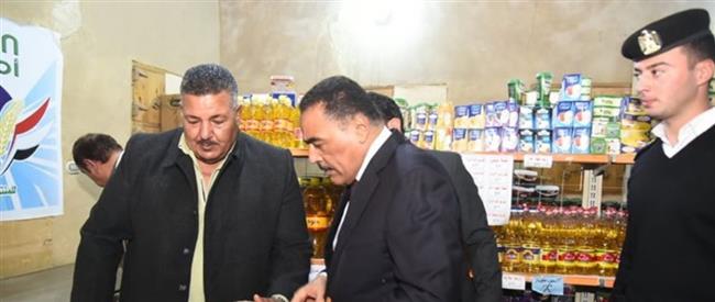 محافظ مطروح يتفقد منفذ "كلنا واحد" بسيوة