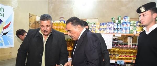 محافظ مطروح يتفقد منفذ "كلنا واحد" بسيوة
