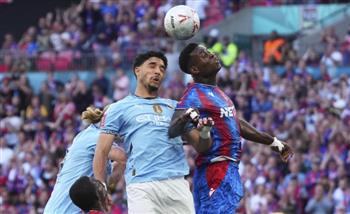   برشلونة يستهدف ضم مدافع كريستال بالاس في يناير