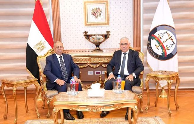 النائب العام ورئيس أكاديمية العلوم والنقل البحري يفتتحان دورة تدريبية لطلاب كلية القانون