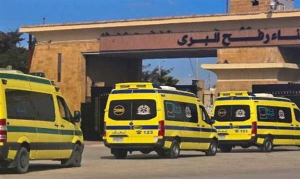 دخول سيارات إسعاف تقل 50 مصابا فلسطينيا عبر معبر رفح لتلقي العلاج بالمستشفيات