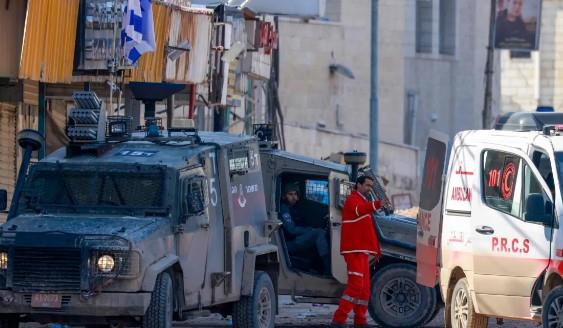 جيش الاحتلال يأمر بإطلاق النار على كل سيارة تخرج من الضفة الغربية