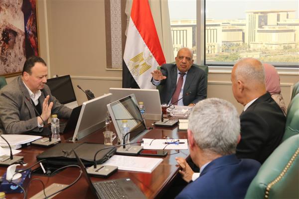 وزير الكهرباء يتابع موقف تسليم الأراضي لإقامة مشروعات الطاقة الشمسية والرياح