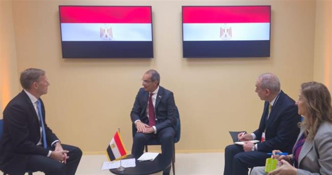 وزير الاتصالات يبحث مع رئيس إيرباص العالمية إنشاء مركز بحث وتطوير للشركة فى مصر