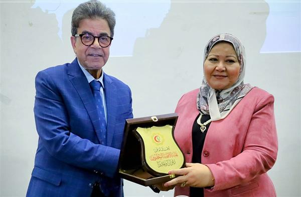 تكريم نسرين عز الدين لإنجازها العلمى لإعادة بحيرة قارون للإنتاج السمكى