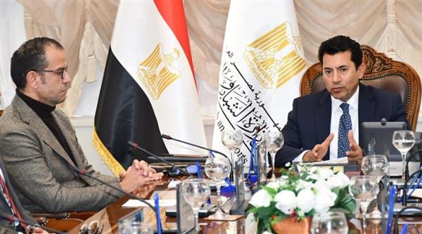 وزير الرياضة يبحث مع "استادات" سبل تعزيز التعاون