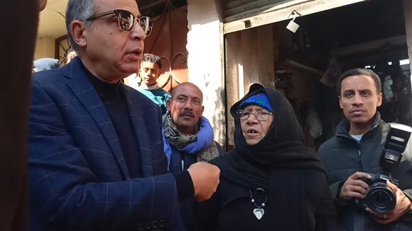 محافظ المنيا ينصف سيدة عجوز بعد تعرضها للظلم لمدة 45 سنة