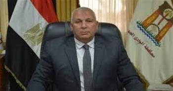   محافظ الوادي الجديد: بدء حصاد 3 أطنان من الأسماك بقرية الهنداو بالداخلة