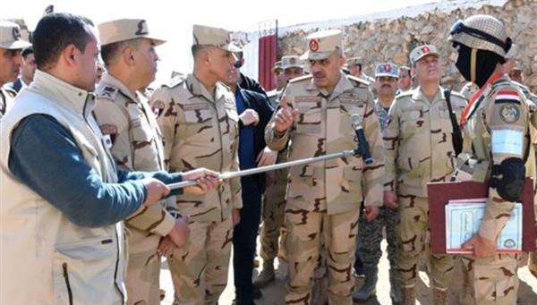 رئيس الأركان يتفقد إجراءات التأمين على الاتجاه الاستراتيجي الغربي