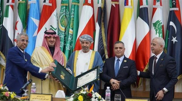 مجلس وزراء الداخلية العرب يمنح سلطان عمان أرفعَ وسام أمني عربي