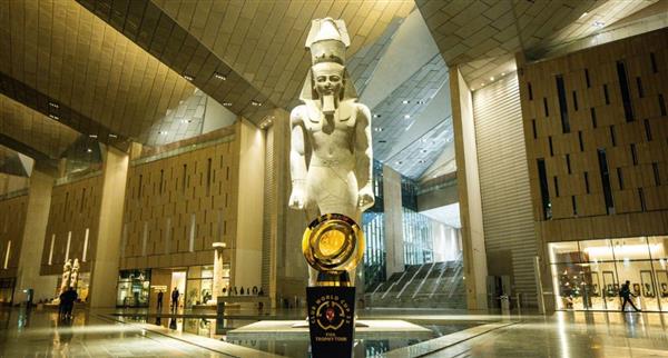 وفد من الاتحاد الدولي لكرة القدم يزور المتحف المصري الكبير بمصاحبة كأس العالم للأندية