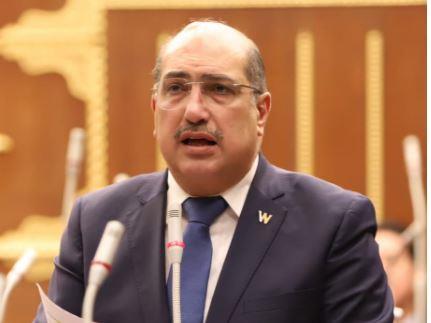 وهبة يطالب باستراتيجية شاملة لحل مشكلة المصانع المتعثرة