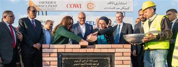 وزيرتا البيئة والتنمية المحلية ومحافظ القليوبية يضعون حجر الأساس للمحطة الوسيطة بالمرصفة