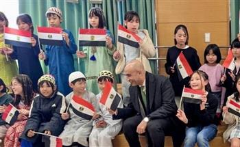   طلاب مدرسة مدينة "تاما" يستقبلون وزير التعليم بالنشيد الوطني 