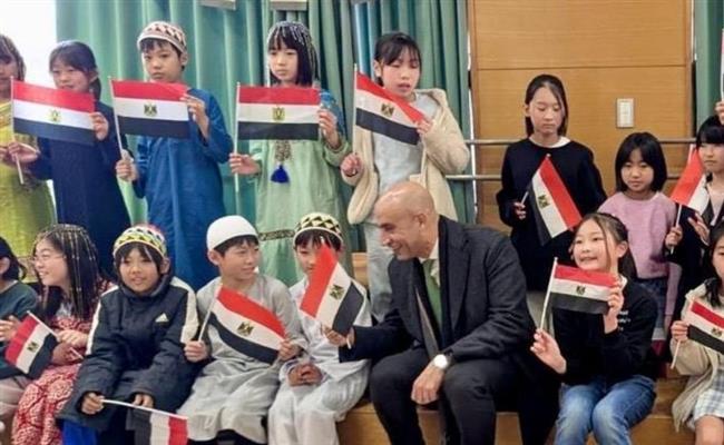طلاب مدرسة مدينة "تاما" يستقبلون وزير التعليم بالنشيد الوطني 