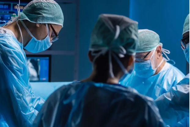 فريق طبي ينجح في إجراء أول جراحة قلب مفتوح لطفل من غزة بمستشفى أبو الريش الياباني