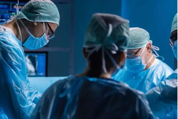 فريق طبي ينجح في إجراء أول جراحة قلب مفتوح لطفل من غزة بمستشفى أبو الريش الياباني