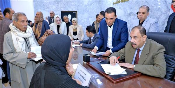 محافظ سوهاج يستمع لشكاوي المواطنين