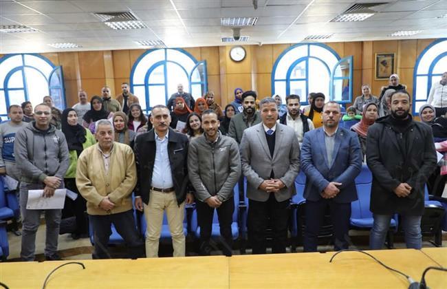   محافظ المنيا: تسليم قروض ميسرة لـ 38 خريجًا لدعم المشروعات الصغيرة