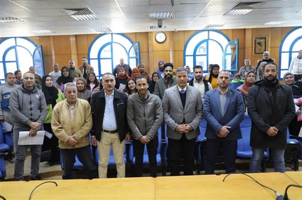 محافظ المنيا: تسليم قروض ميسرة لـ 38 خريجًا لدعم المشروعات الصغيرة