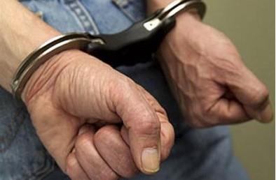 حبس عاطل 15 عام بتهمة سرقة مواطن تحت تهديد السلاح