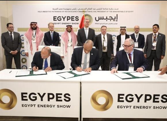 وزارة البترول توقع اتفاقية إنشاء مصنع للبتروكيماويات بالعلمين الجديدة