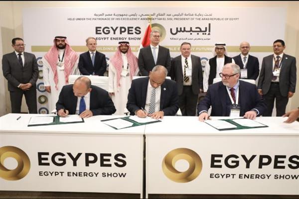 وزارة البترول توقع اتفاقية إنشاء مصنع للبتروكيماويات بالعلمين الجديدة