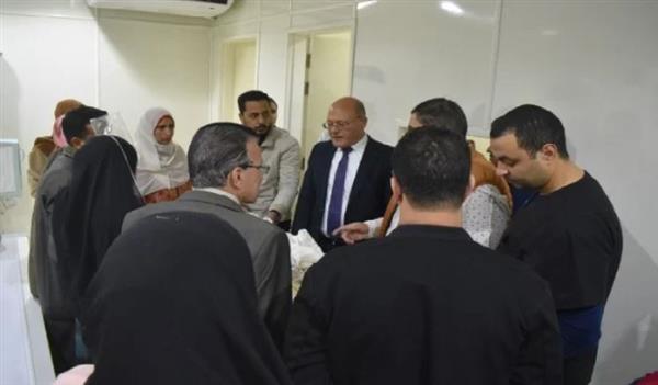 رئيس جامعة سوهاج يطمئن علي حالة طالبة سقطت من الطابق الثالث بالمدينة الجامعية