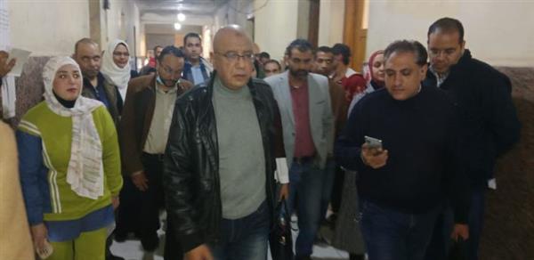 وكيل وزارة الصحة بقنا يتابع الخدمات الطبية المقدمة داخل مستشفى دشنا المركزي