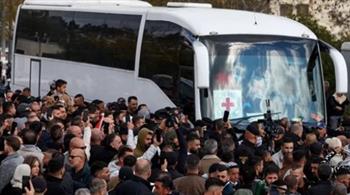   إذاعة الاحتلال: توقعات بالإفراج عن 23 لـ25 أسيرًا فلسطينيًا مقابل محتجزين السبت