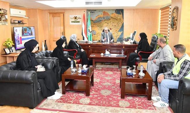 محافظ الفيوم يستقبل أسرة حارس حديقة الحيوان "ضحية الأسد" 