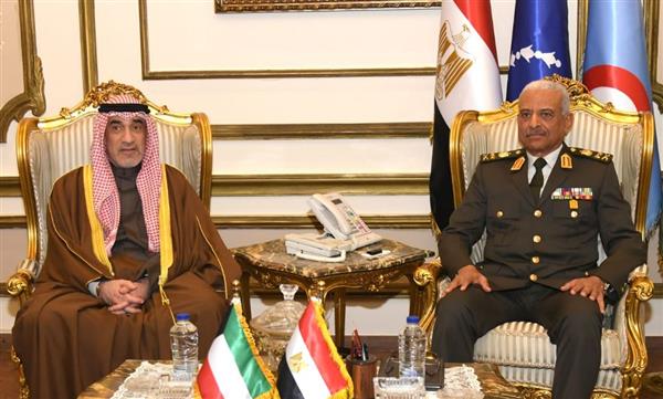 وزير الدفاع يلتقي نظيره الكويتي