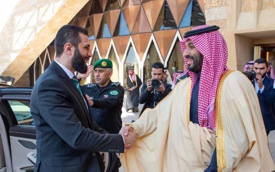 ولي العهد السعودي يبحث مع الرئيس السوري مستجدات الأحداث في سوريا