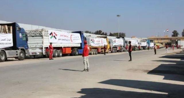 120 شاحنة مساعدات متنوعة تدخل إلى الفلسطينين بقطاع غزة