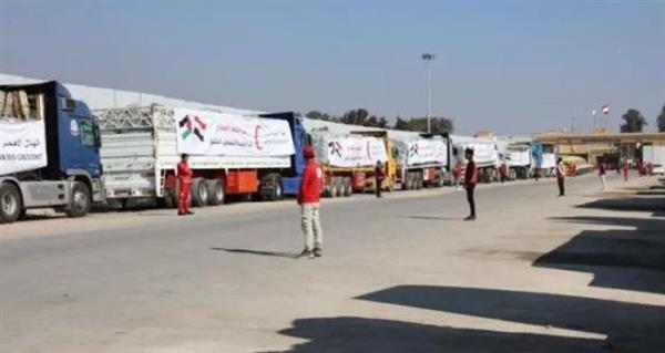 120 شاحنة مساعدات متنوعة تدخل إلى الفلسطينين بقطاع غزة