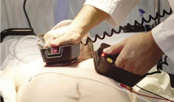 الصحة: أجهزة لإنقاذ مرضى توقف القلب في المطارات والمحطات قريبا