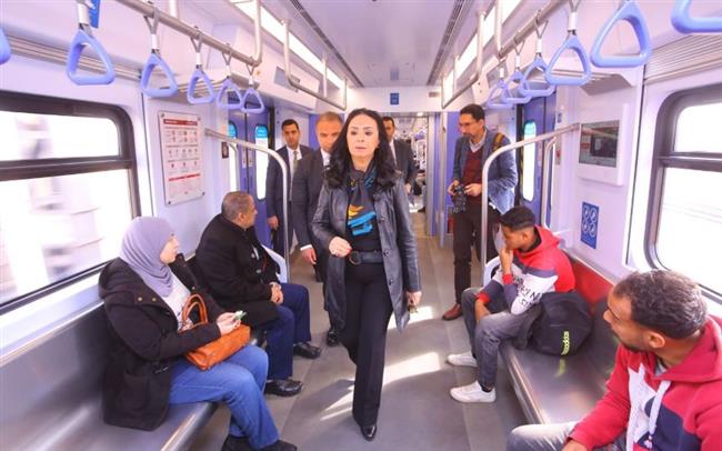 وزيرة التضامن الاجتماعي تستقل القطار الكهربائي لمقر الوزارة في العاصمة الإدارية الجديدة