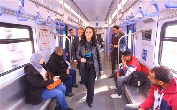 وزيرة التضامن الاجتماعي تستقل القطار الكهربائي لمقر الوزارة في العاصمة الإدارية الجديدة