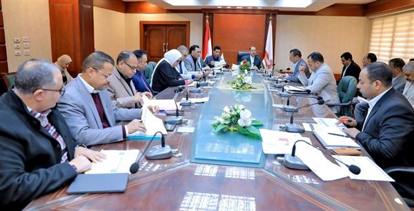 محافظ سوهاج يعقد اجتماعا مع رؤساء طهطا والمراغة وأخميم