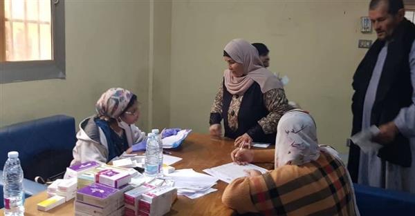 جامعة بنها تنظم قافلة طبية بقرية كفر حجازي بالتنسيق مع مؤسسة حياة كريمة