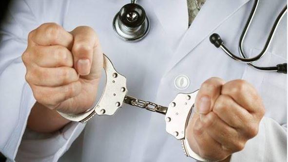 خلال ساعات.. محاكمة الطبيب المتهم بالتسبب في وفاة زوجة عبدالله رشدي 