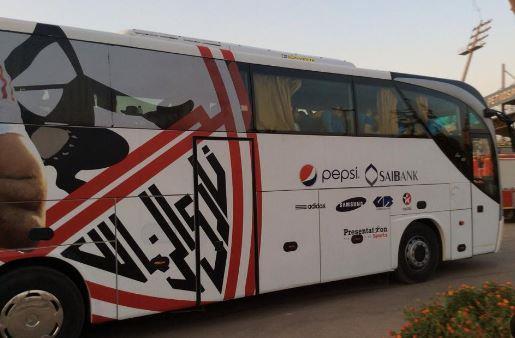 حافلة الزمالك تصل ملعب القاهرة لمواجهة الأهلي