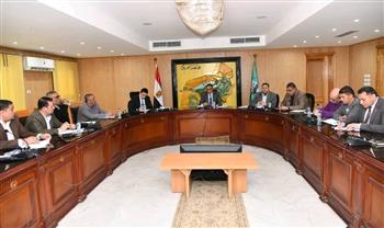   محافظ الفيوم يتابع معدلات الآداء وآخر المستجدات بملفي التصالح والتقنين