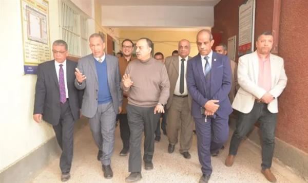 محافظ أسيوط يتفقد إحدى المدارس الإعدادية "بنات" لمتابعة سير العملية التعليمية