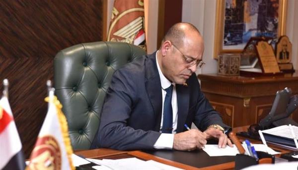 وزير العمل يحيل موظف إلى النيابة.. ويؤكد: جميع خدمات الوزارة مجانية