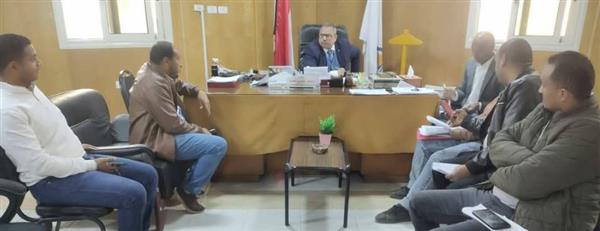 رئيس مدينة قنا يستقبل المواطنين بمكتبه لبحث شكواهم