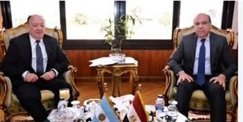 وزير الطيران المدني يبحث مع سفير الأرجنتين تعزيز التعاون في مجال النقل الجوي