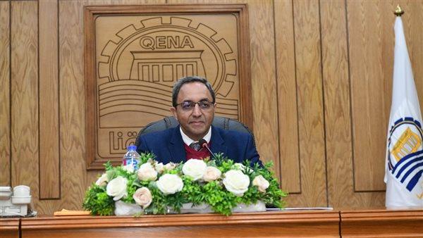 لدعم قطاع الاستثمار.. محافظ قنا يبحث تحديات المستثمرين بالمناطق الصناعية